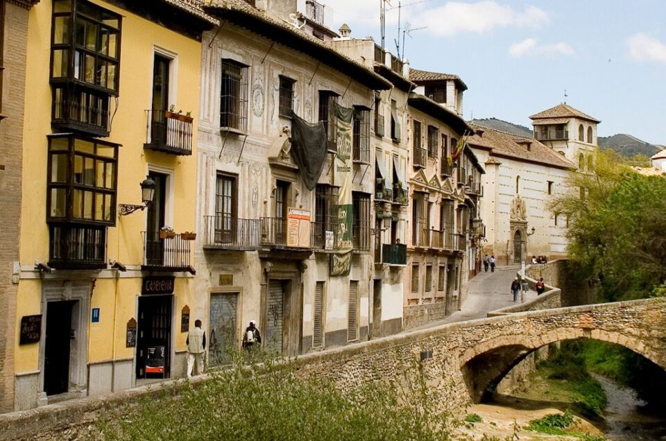 Granada enamora a sus visitantes: más turistas, mayor estancia y un gasto récord en 2026